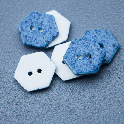 Botones de cerámica hechos a mano DIY hexagonales de 2 agujeros de 18 mm en azul marino 6PCS