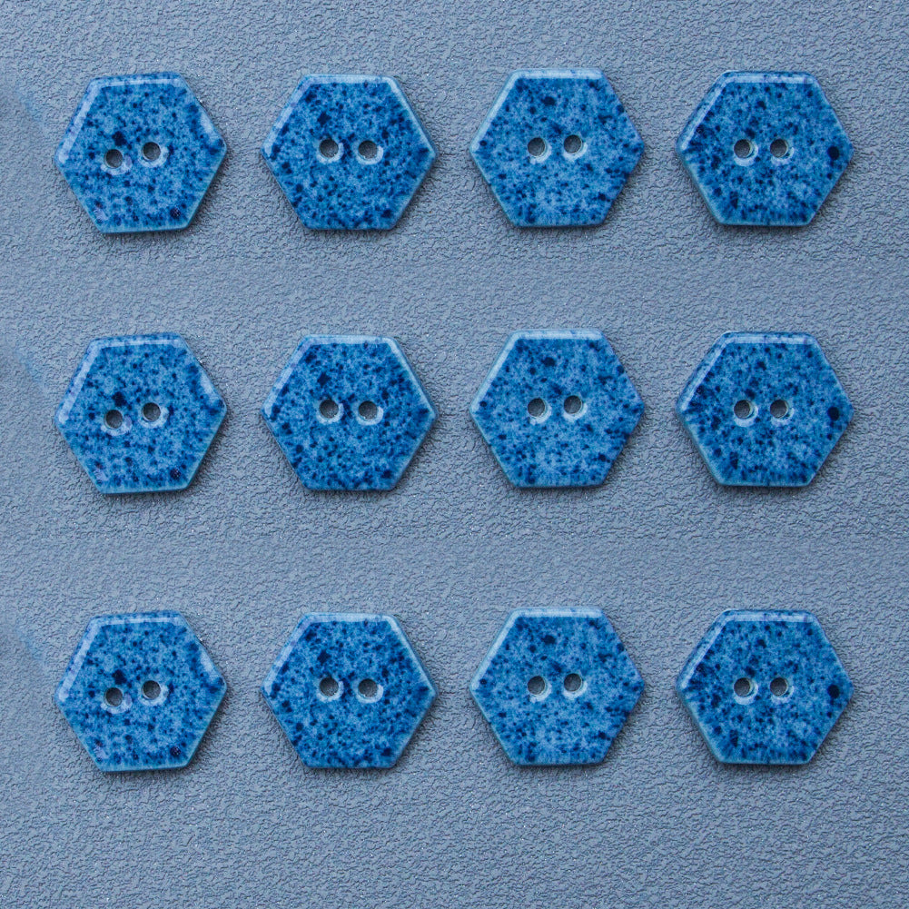 Boutons en céramique faits à la main DIY hexagonaux à 2 trous de 18 mm bleu marine 6PCS