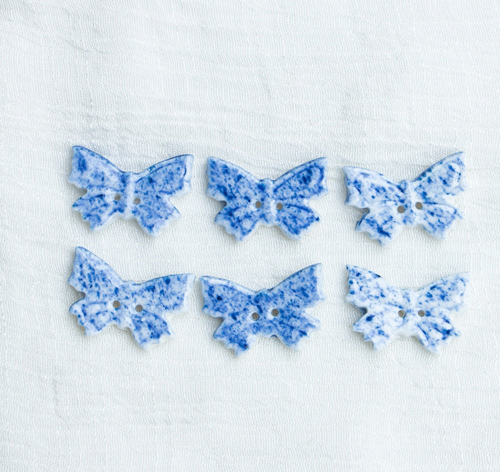 26mm Farfalle Blu e Bianche in Ceramica Fatte a Mano con 2 Fori 6pz