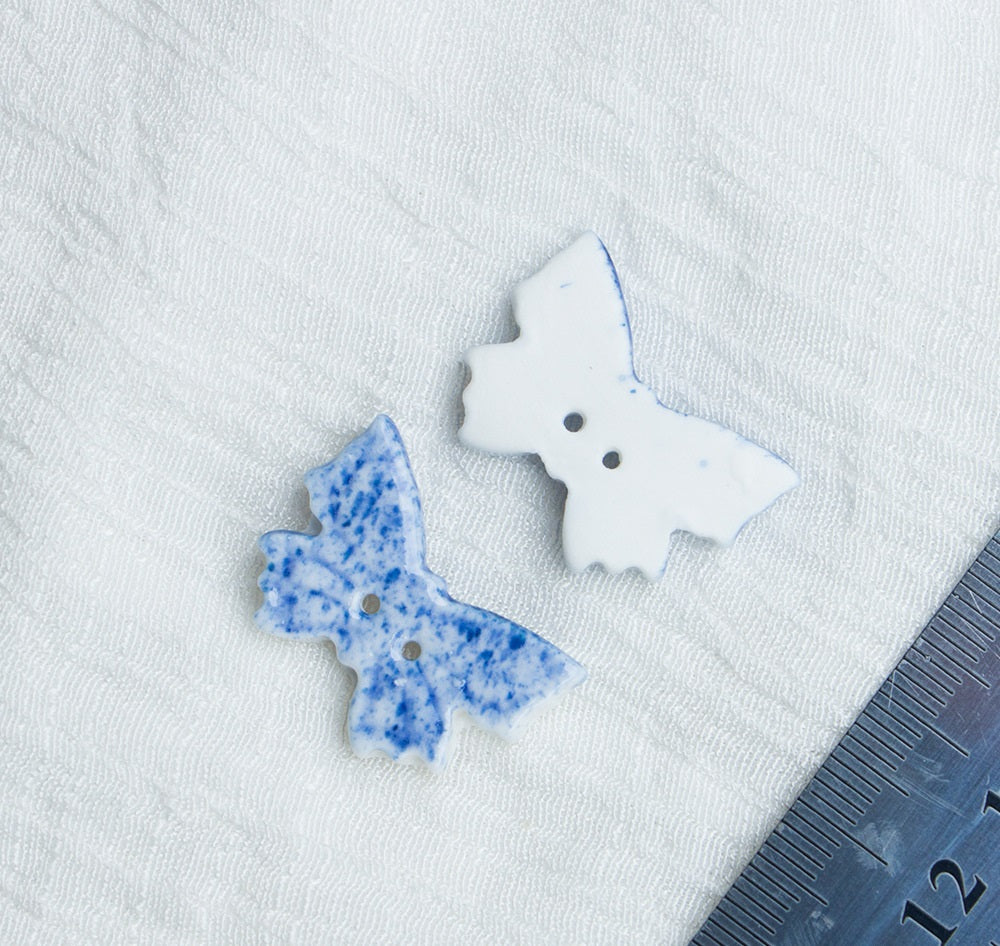 26mm Farfalle Blu e Bianche in Ceramica Fatte a Mano con 2 Fori 6pz