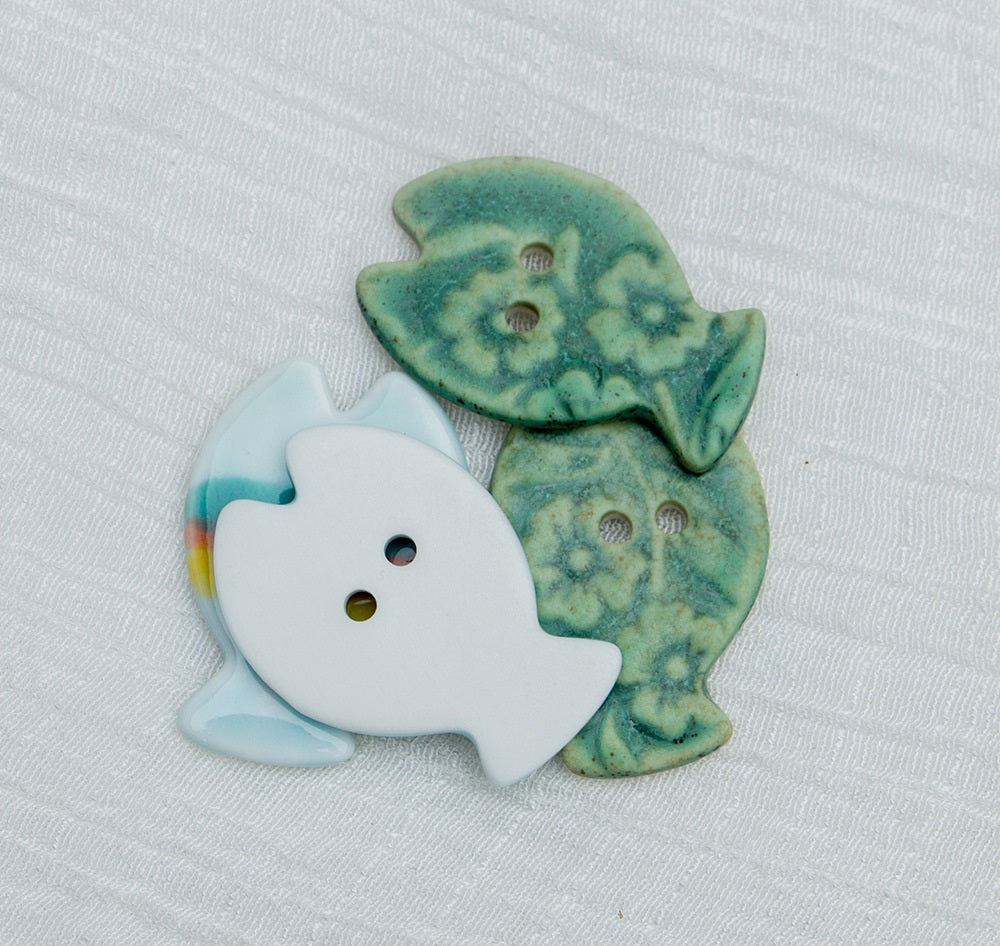 30mm Rainbow and Bronze Green Hand Painted Fish 2 Hole Ceramic Buttons 6pcs