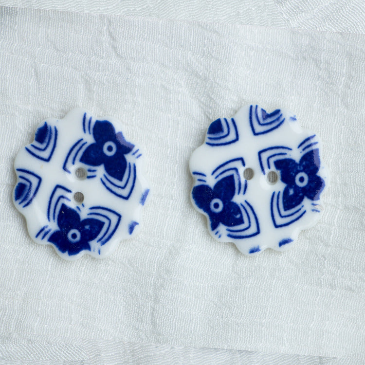 Boutons en céramique faits à la main DIY 30 mm à 2 trous motif fleurs bleues et blanches 10 pcs