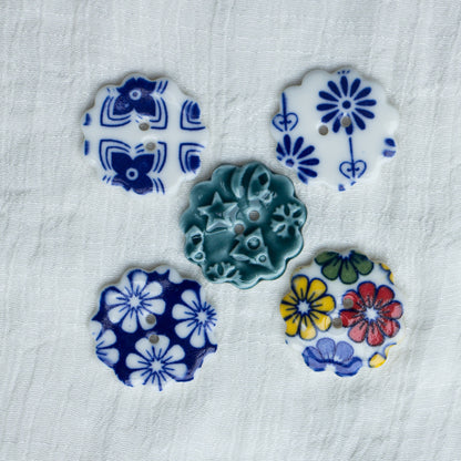 Boutons en céramique faits à la main DIY 30 mm à 2 trous motif fleurs bleues et blanches 10 pcs