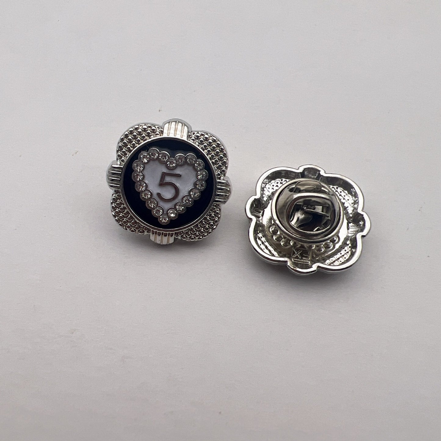 Broche Metálico em Forma de Coração com Diamante de 21mm Número 5 10PCS