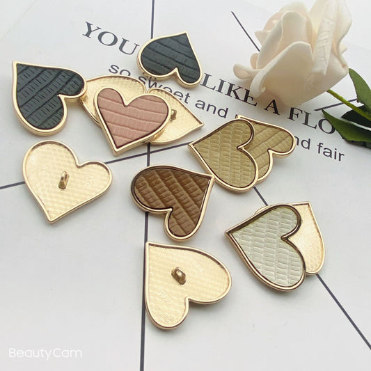 Botones de metal con shank en forma de corazón de superficie de cuero de 25 mm, 10 piezas