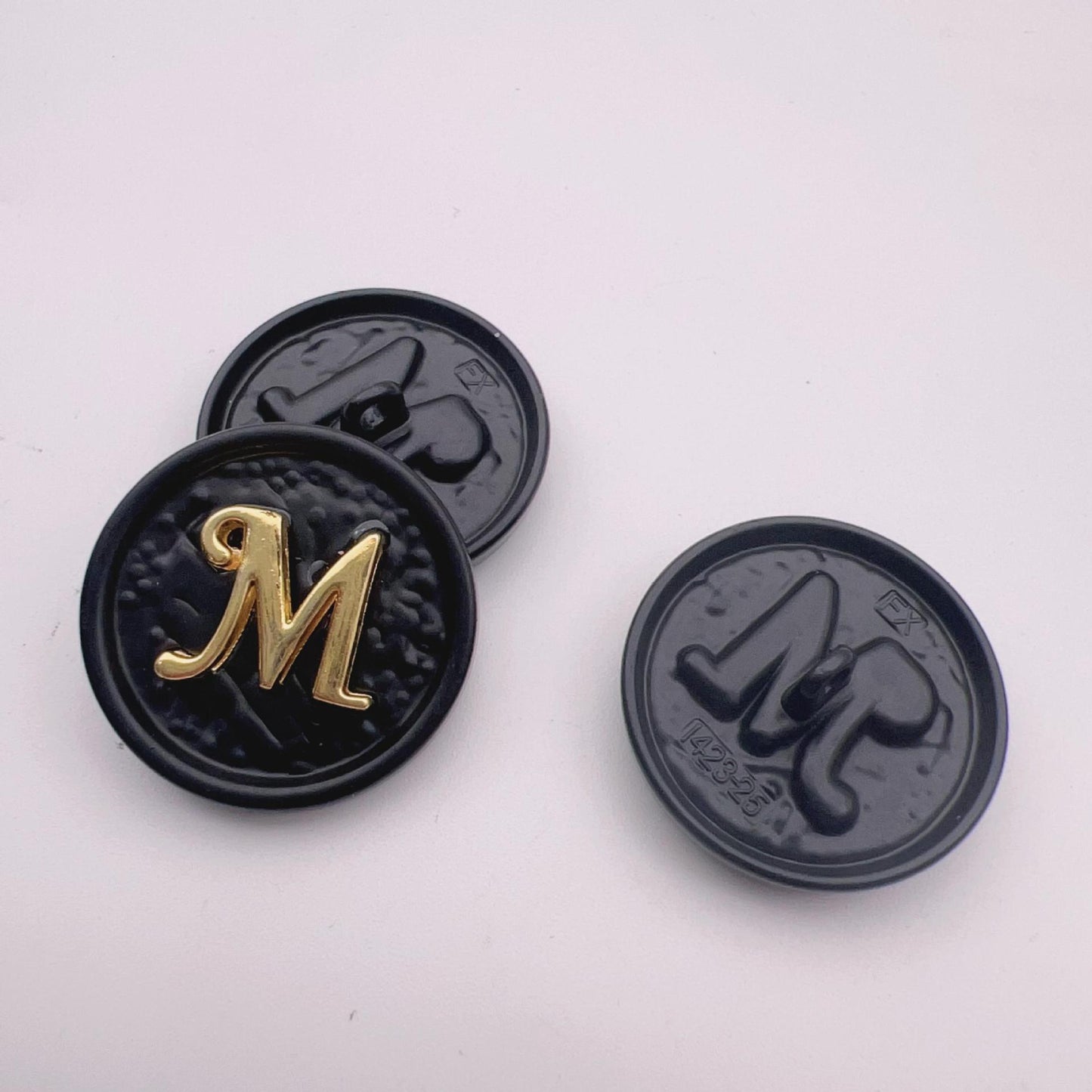 Boutons décoratifs ronds en métal de 25 mm lettre M, paquet de 48