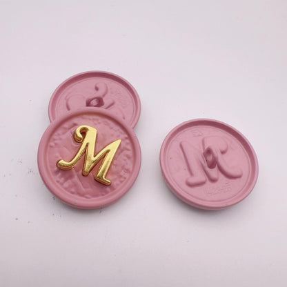 Boutons décoratifs ronds en métal de 25 mm lettre M, paquet de 48