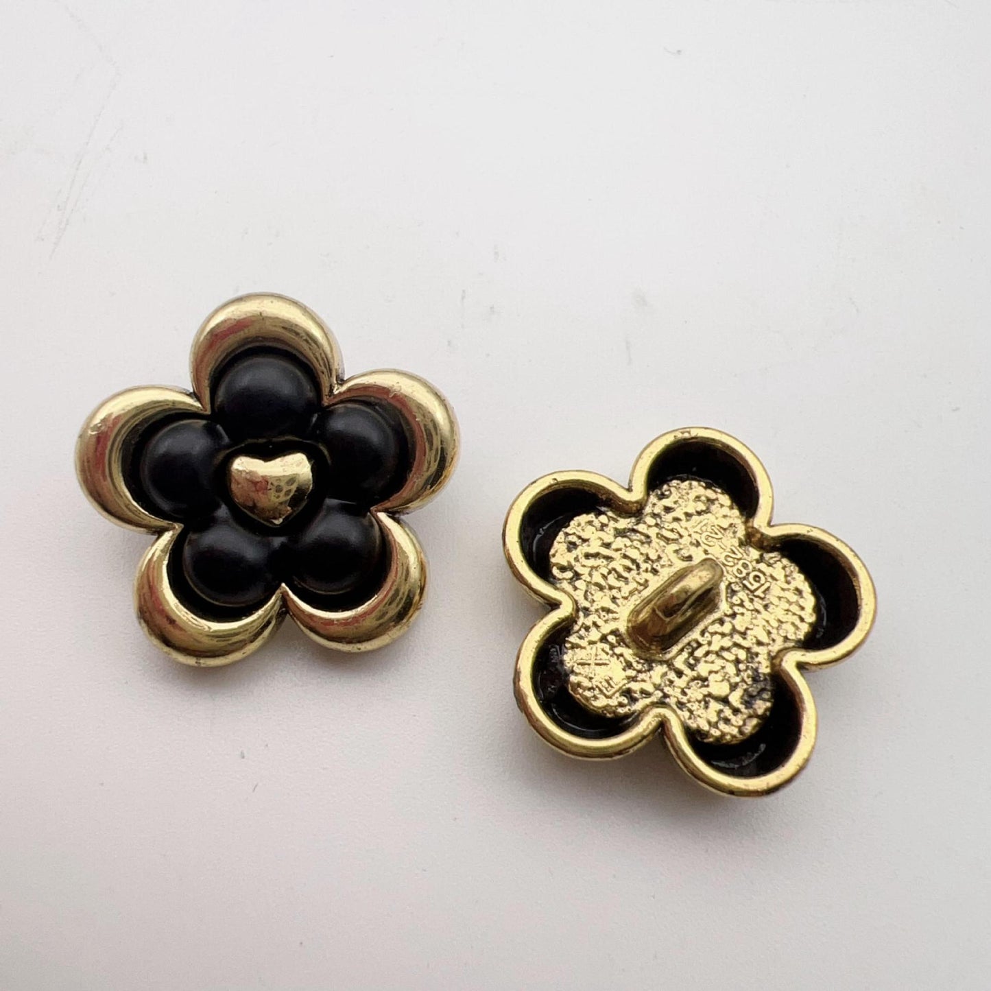 Botões Vintage de Metal com Ponta em Forma de Flor de Cinco Pétalas 17.5/21mm - Pacote de 50