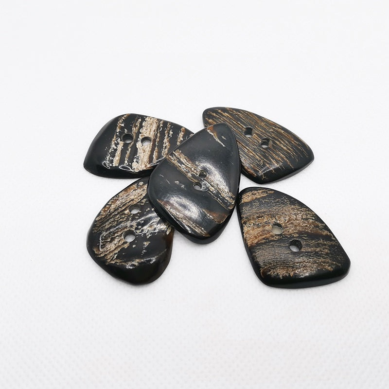 Botões de Casaco Vintage em Chifre Preto Triangular de 28mm com Dois Furos