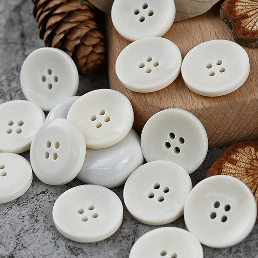 Boutons ronds en os de vache blanc à 4 trous de 15 - 25 mm pour gilets et vestes classiques 12PCS