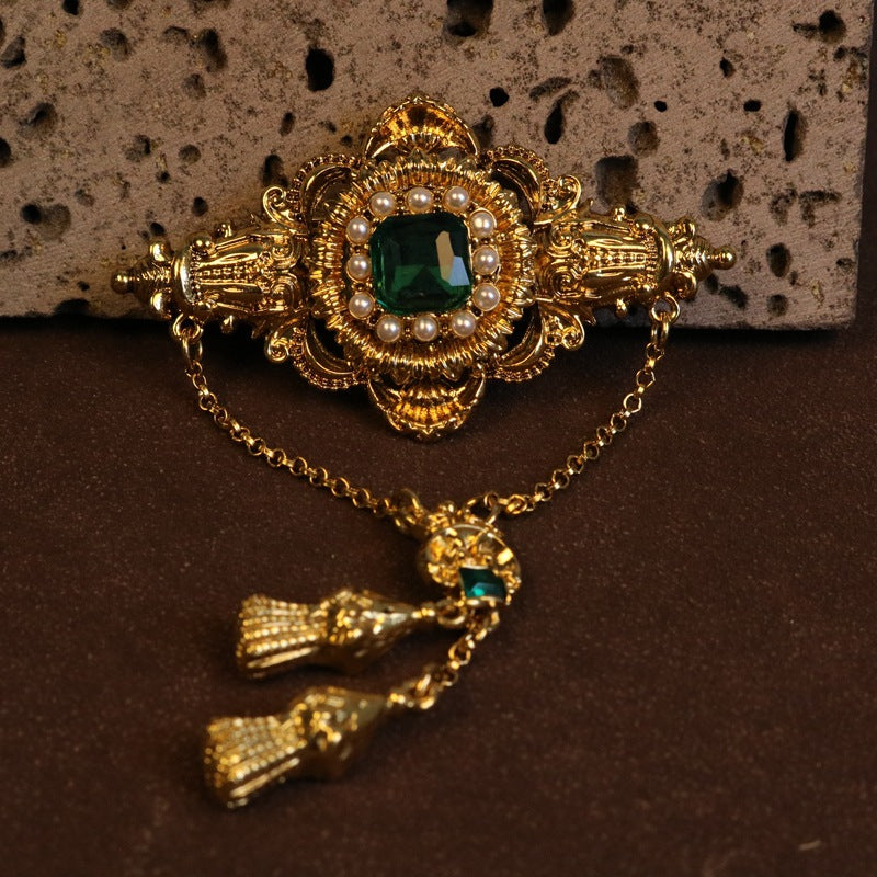 Broche Real Barroco com Acentos de Cristal e Gemas com Franjas de Corrente