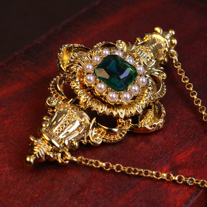 Broche Royale Baroque avec Accents de Cristal et de Pierre Précieuse avec Frange en Chaîne