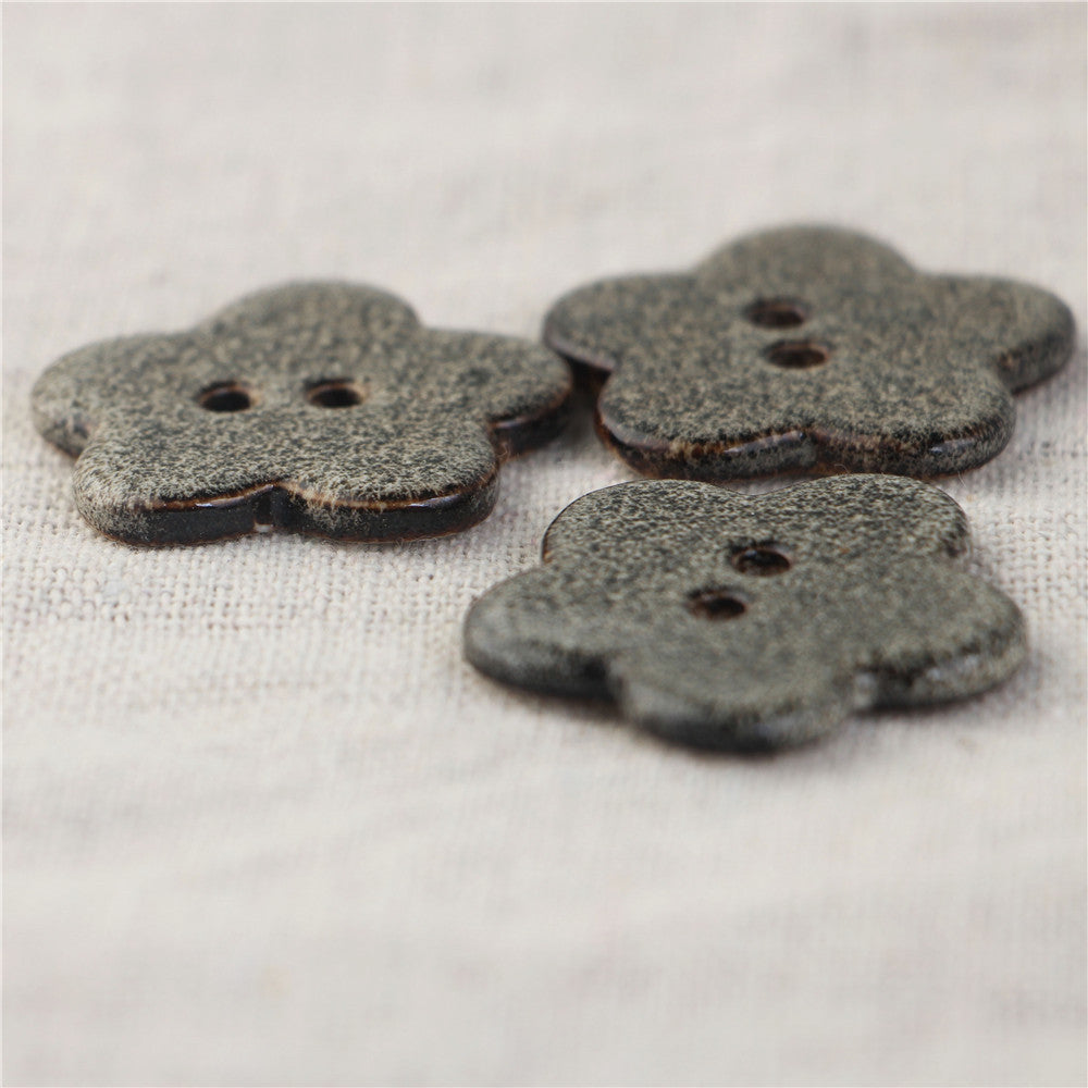 Boutons de couture en céramique faits à la main en forme de trèfle à cinq feuilles noir et gris, 2 trous, 3 pièces