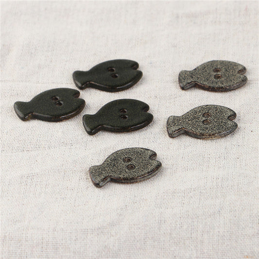 Boutons en céramique faits main en forme de poisson noir et gris 2 trous 33x24mm 3pcs