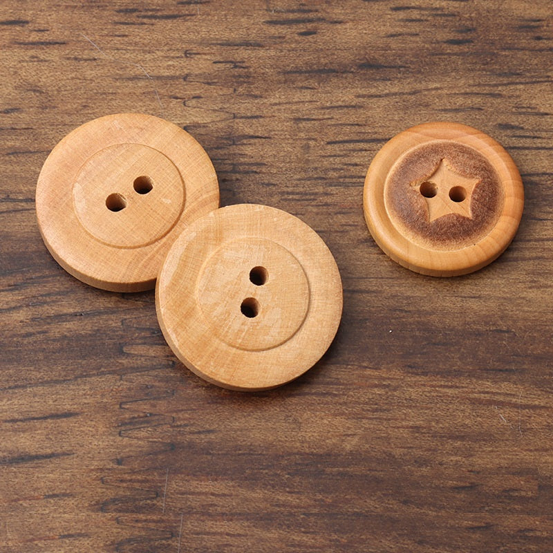 Boutons en bois de peuplier ronds 2, surface brûlée au feu et motif étoilé