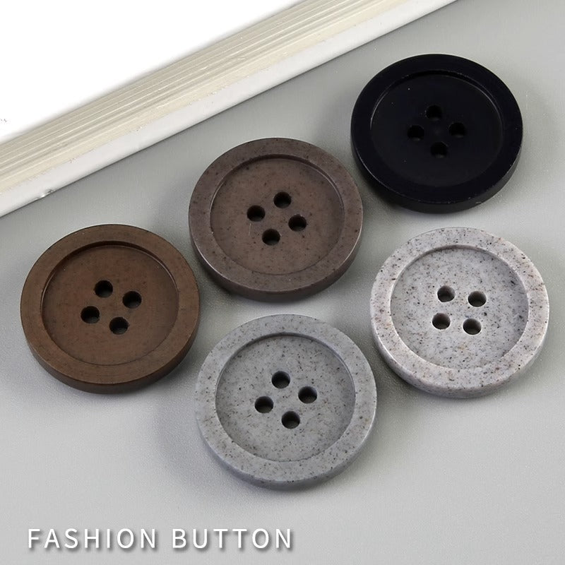 Boutons ronds à quatre trous en résine recyclée gris brun de 15 à 25 mm, paquet de 30