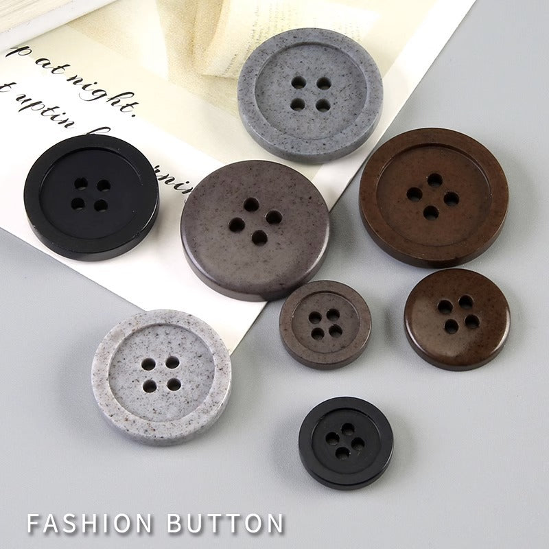 Boutons ronds à quatre trous en résine recyclée gris brun de 15 à 25 mm, paquet de 30