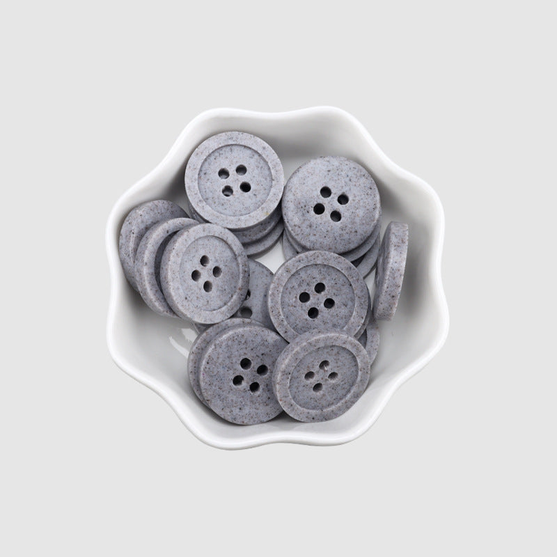 Boutons ronds à quatre trous en résine recyclée gris brun de 15 à 25 mm, paquet de 30