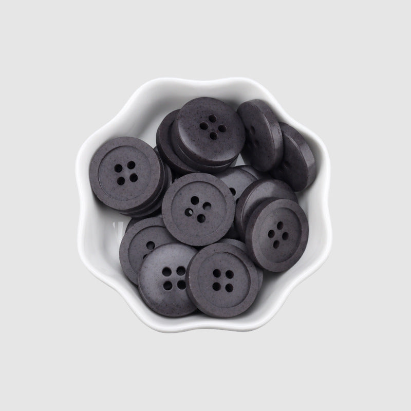 Boutons ronds à quatre trous en résine recyclée gris brun de 15 à 25 mm, paquet de 30