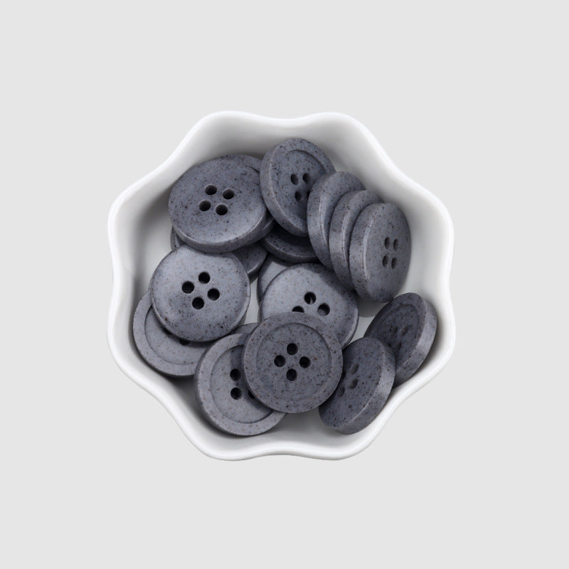 Boutons ronds à quatre trous en résine recyclée gris brun de 15 à 25 mm, paquet de 30