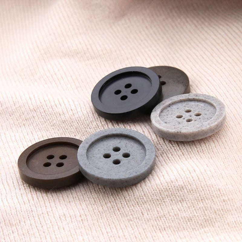 Boutons ronds à quatre trous en résine recyclée gris brun de 15 à 25 mm, paquet de 30