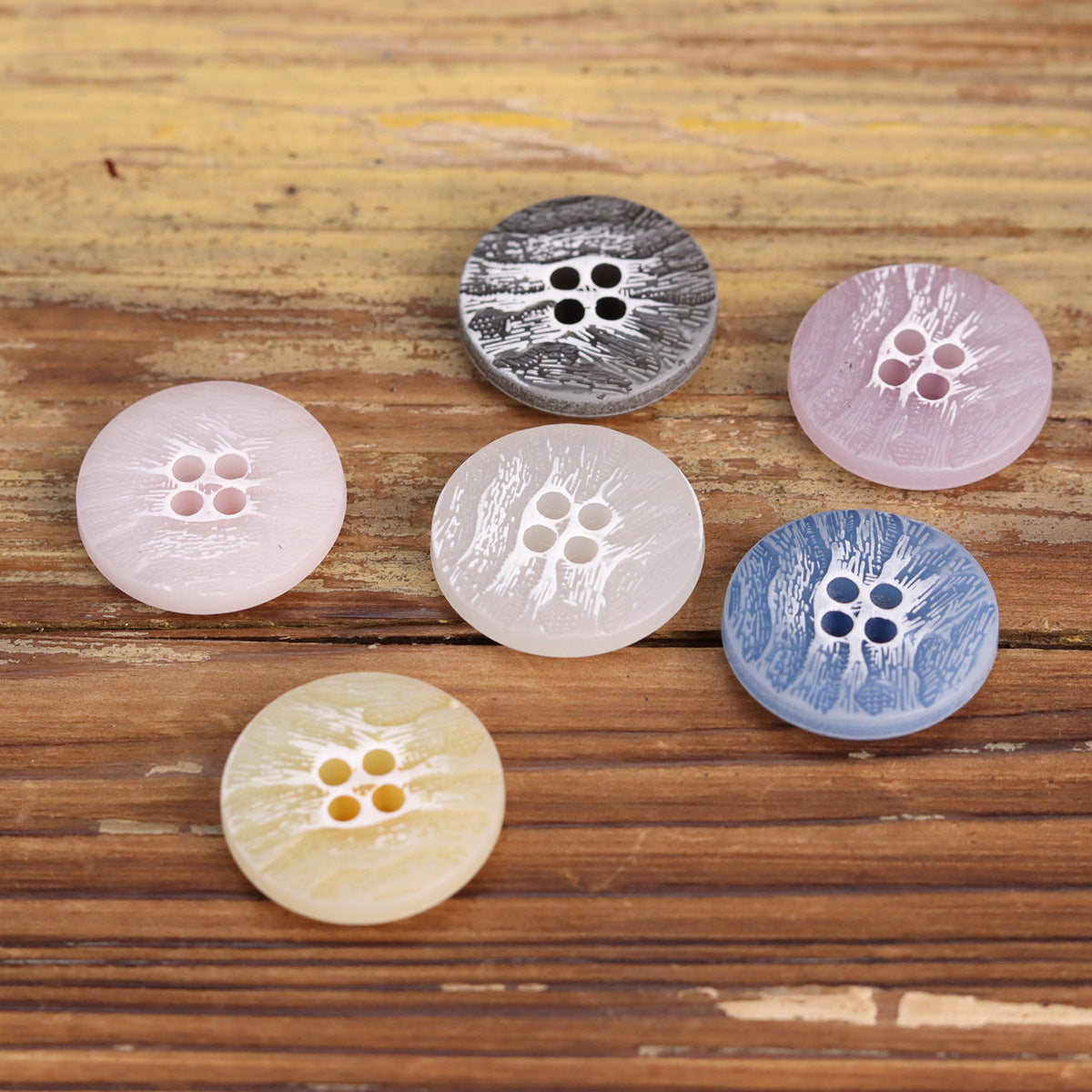 15-25mm Wood Grain Wrinkle Colorful Urea Buttons 30 Pack