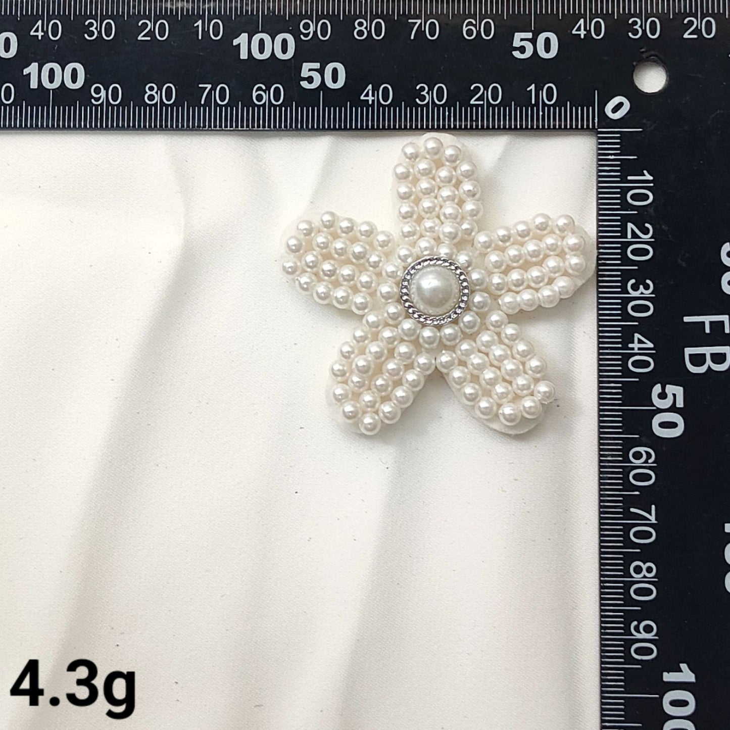 Svart og hvit perleblomst og sommerfugl broderte lapper 12 pakke