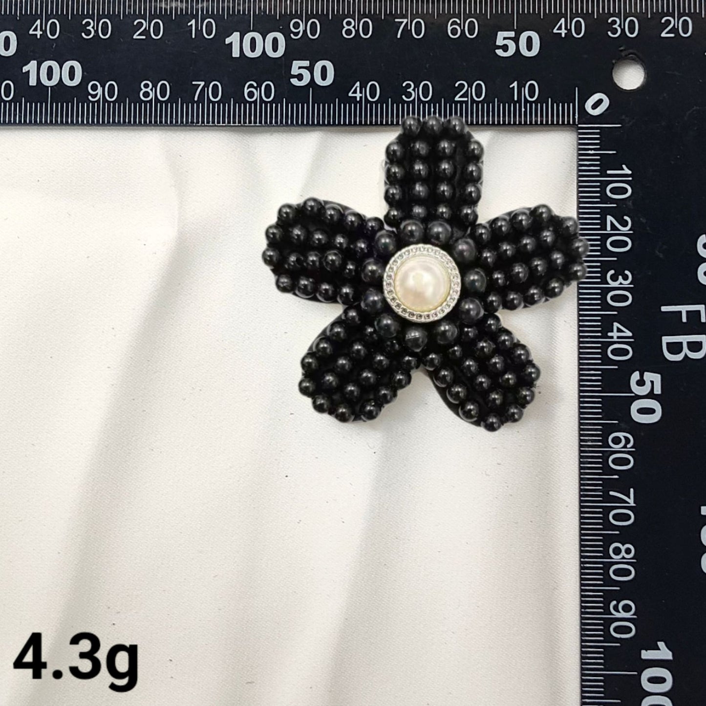 Svart og hvit perleblomst og sommerfugl broderte lapper 12 pakke