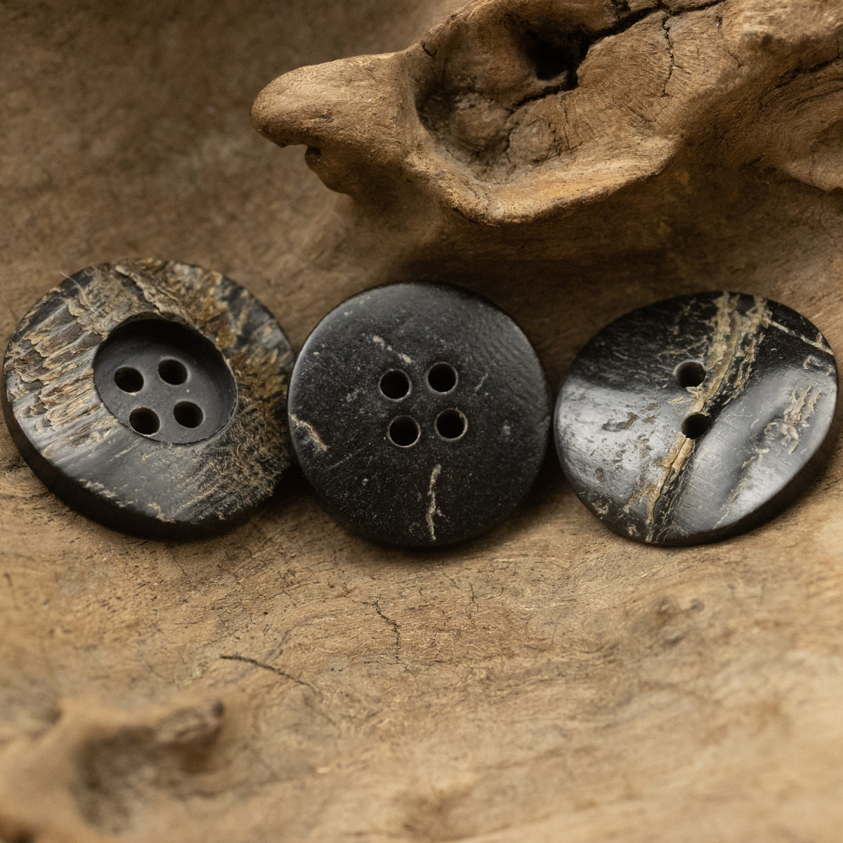 Boutons en corne noire rugueux et inégaux de 11,5-30 mm, 10 pièces