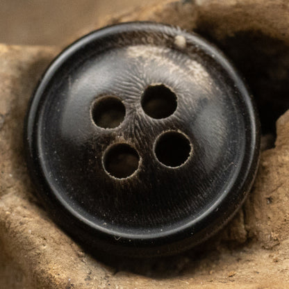 Botões de Camisa em Chifre Preto com Quatro Olhos e Borda Queimada de 11,5MM - Pacote de 24