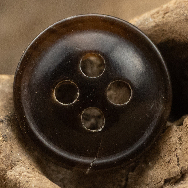 Botões de Camisa em Chifre Preto com Quatro Olhos e Borda Queimada de 11,5MM - Pacote de 24