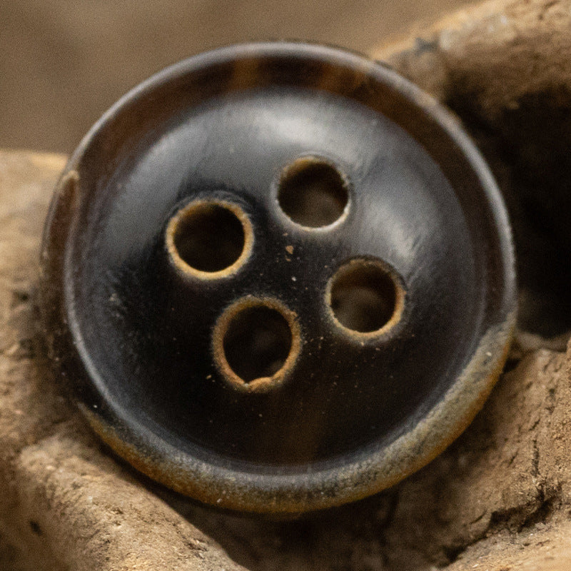 Botões de Camisa em Chifre Preto com Quatro Olhos e Borda Queimada de 11,5MM - Pacote de 24