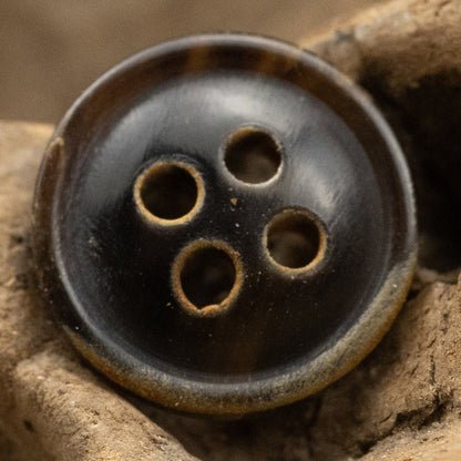 Botões de Camisa em Chifre Preto com Quatro Olhos e Borda Queimada de 11,5MM - Pacote de 24