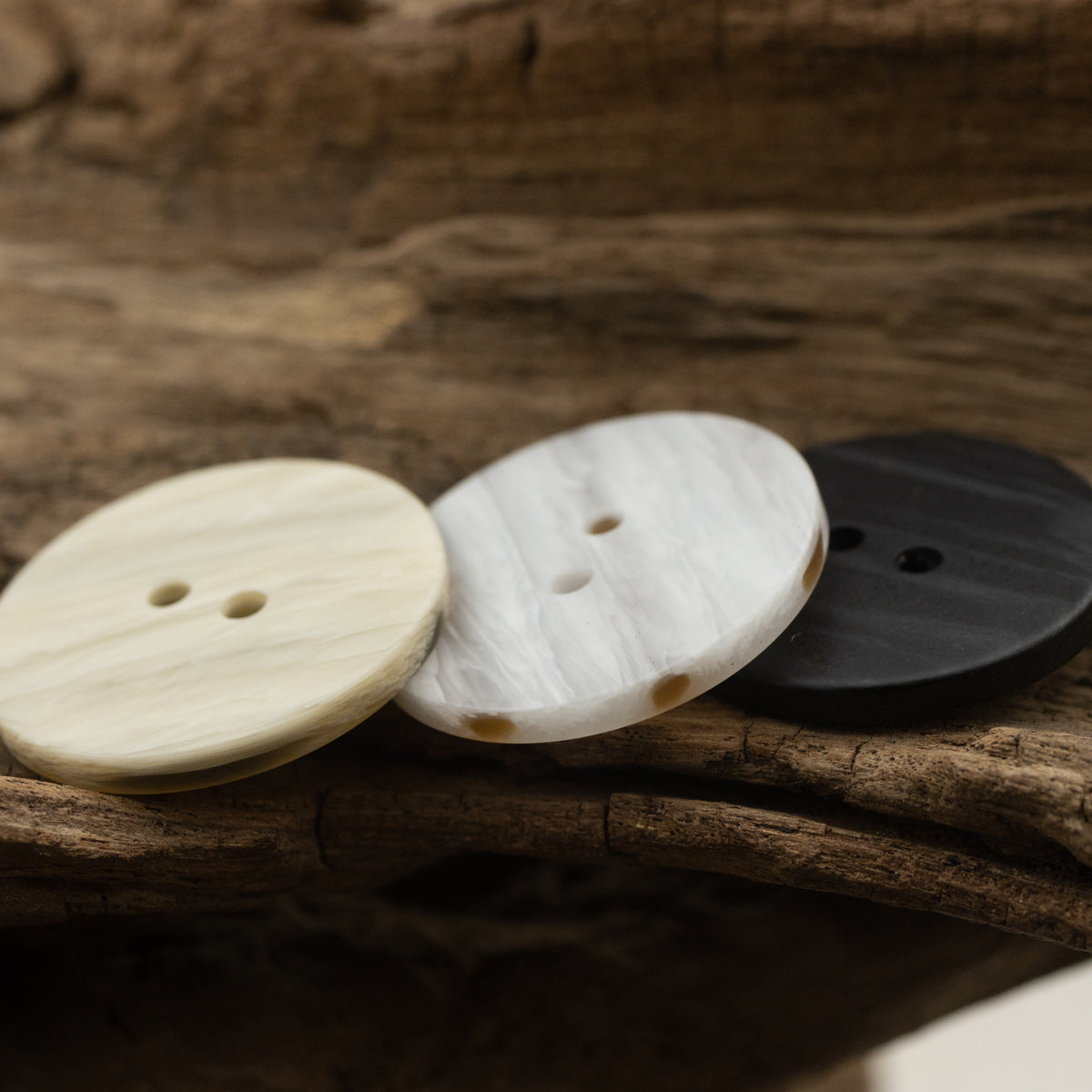 Boutons en résine à grain de bois blanc cassé à 2 trous pour vêtements d'extérieur - 20 pièces