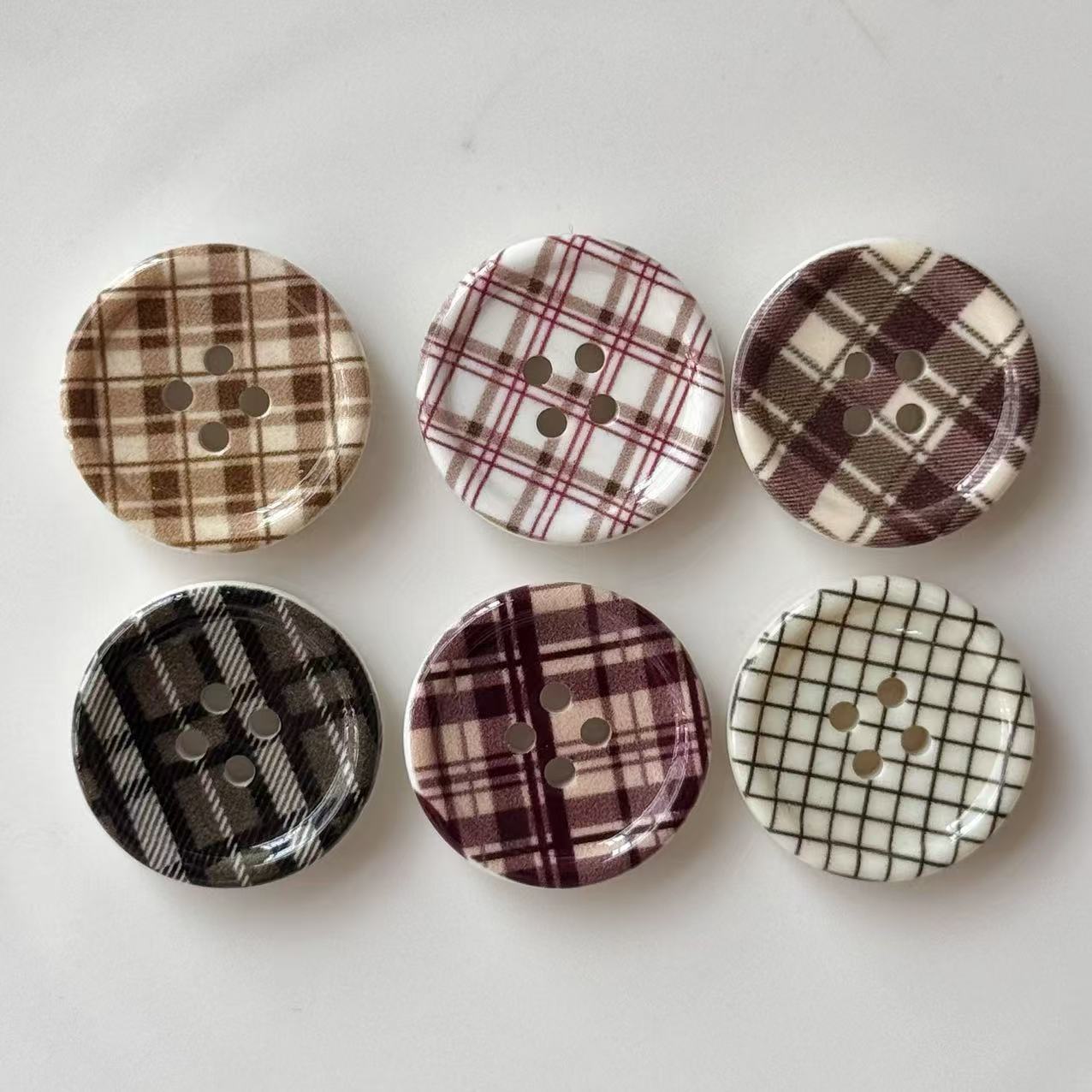 Boutons de bricolage ronds à 4 trous en motif tartan de 1 pouce - Pack de 36